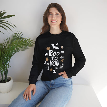 Femme souriante portant un Halloween Boo Crewneck Sweatshirt avec un design 'Boo to You' et des motifs d'Halloween.